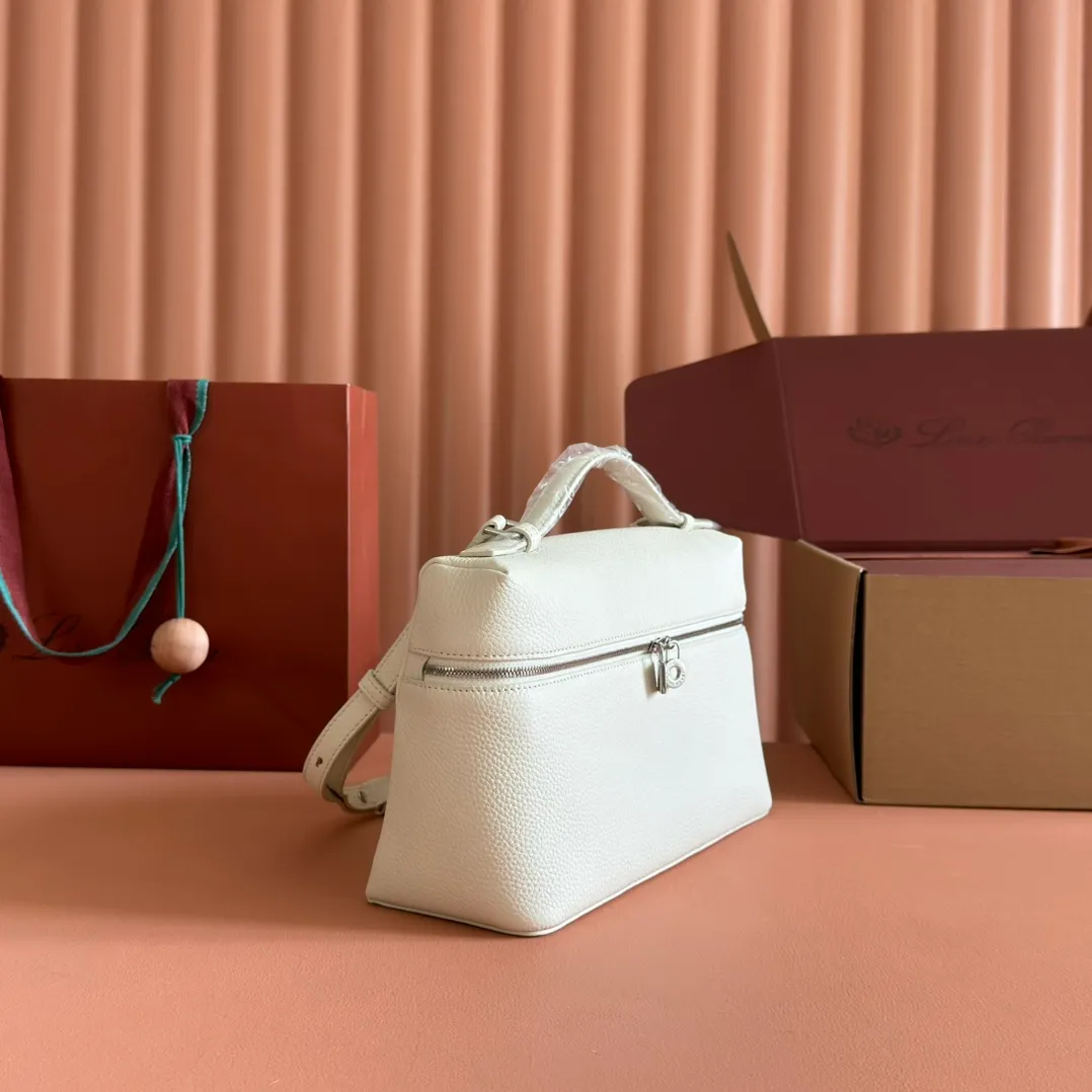 p1280💋💋💋【Original leather all-steel configuration counter complete package】𝐋𝐨𝐫𝐨 𝐏𝐢𝐚𝐧@ Extra pocket L27 series handbag/crossbody bag The most comfortable life is when it is not defined, just like loro The material design of pian@ does not require complicated design styles. The simple and soft outline is elegant and durable, like an exquisite cosmetic case, which perfectly balances appearance and functionality. The leather is delicate and feels as soft as butter. The small bag has a large capacity. It is not only portable with a thin shoulder strap, but can also be worn cross-body. Sisters who have a special liking for minimalist style can buy it. It is simple and versatile. The simpler, the more different. Stars and Instagram celebrities are all planting it. There are two sizes of 19 cm and 27 cm. One is exquisite and casual, and the other is elegant and grand. Dimensions: length 27×width 10×height 16cm (with shoulder strap)